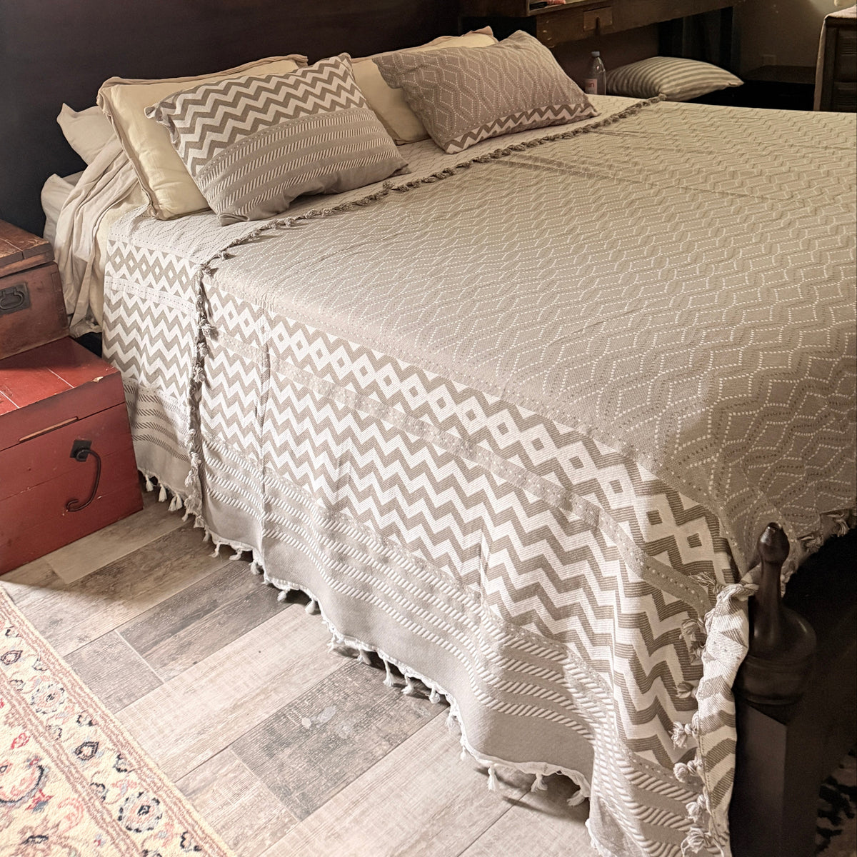 XXL Zigzag Bedspread Set with 2 Shams